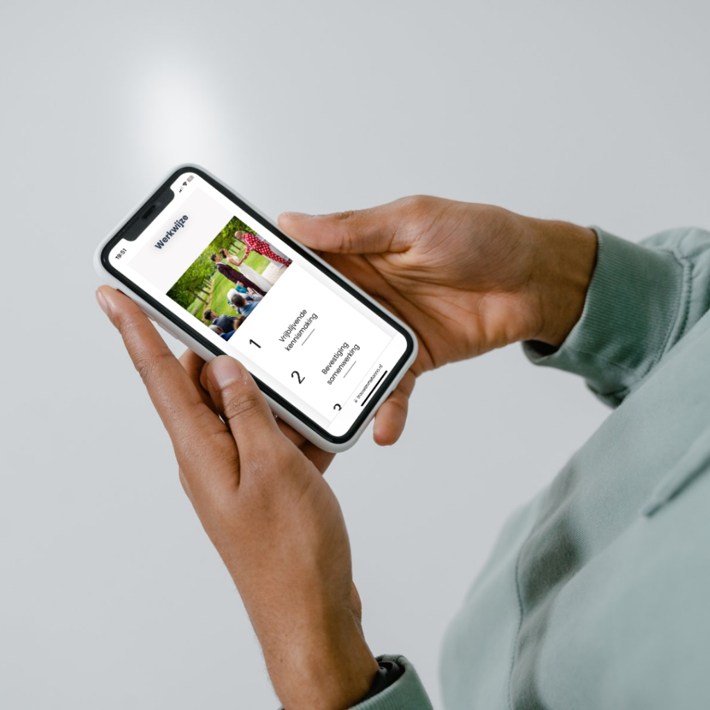 Een persoon houdt een smartphone vast met daarop de website van Trouwen met Onno, gemaakt door Pixelle Webdesign.
